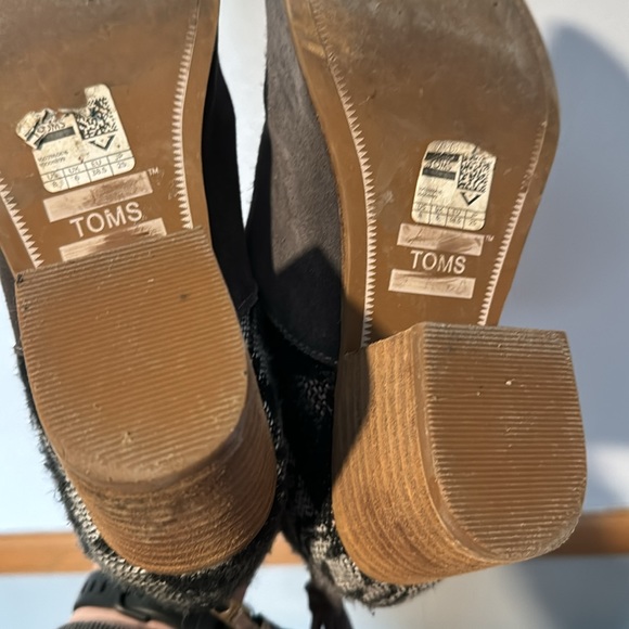 TOMS Suede Ankle Booties, Western, Block Heel, Gray, Black, Gently Used, Size 8 - Picture 13 of 14